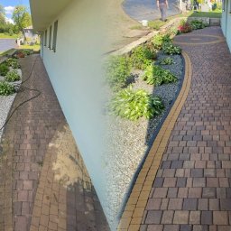 Piotr Rejmann - Efekt przed i po mycia kostki brukowej przy budynku z ogrodem. Widoczne różnice w czystości i kolorze kostki, zarys węża ciśnieniowego.