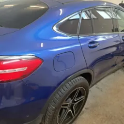 Mercedes został spolertowanu zdjęcia po oraz przed