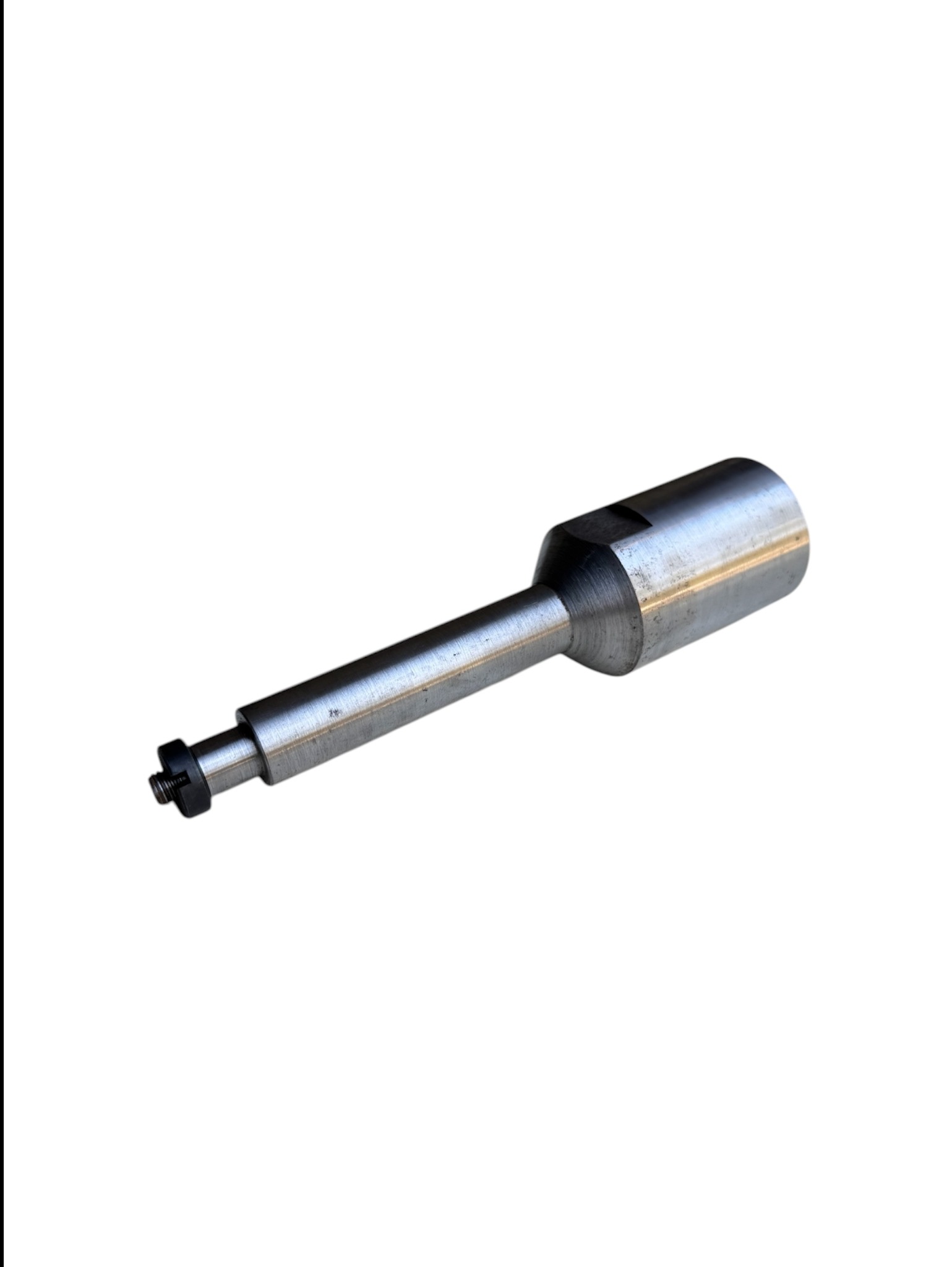 Metalowy trzpień z nakrętką, prawdopodobnie element tokarski, sfotografowany na białym tle.