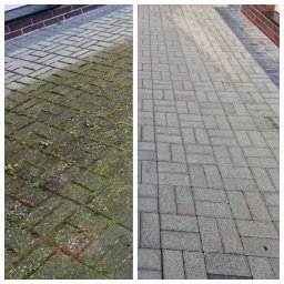 Dariusz Lewandowski - Efekt przed i po myciu kostki brukowej w Granowie. Po lewej stronie kostka pokryta mchem i zabrudzeniami, po prawej czysta, szara kostka brukowa.
