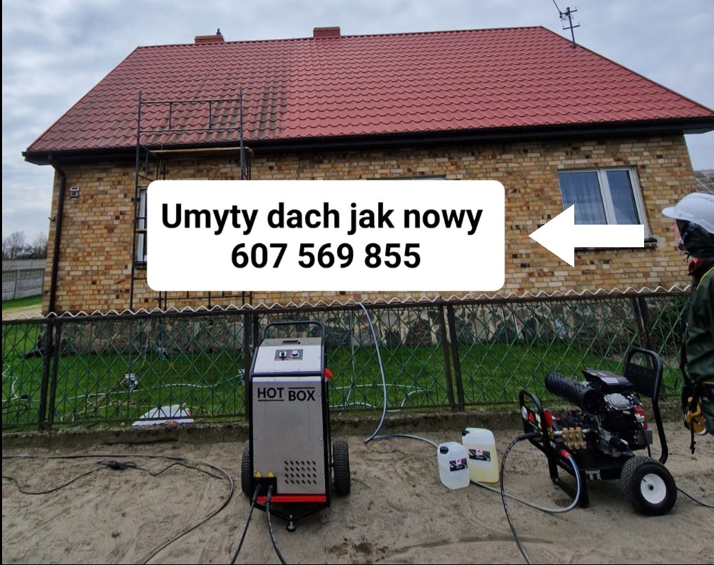 Częściowo umyty dach z czerwonej dachówki, na tle ceglanego domu. Widoczna myjka ciśnieniowa i napis 'Umyty dach jak nowy' z numerem telefonu.