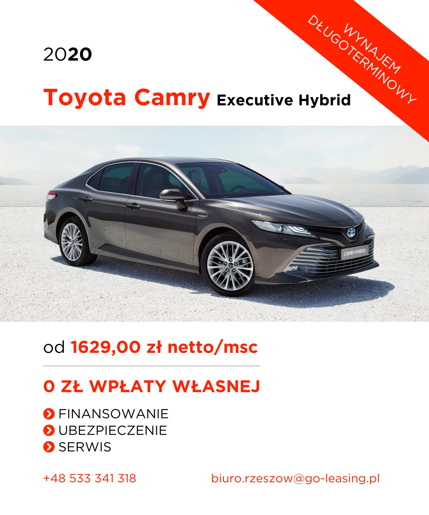 Szary samochód Toyota Camry Executive Hybrid na tle jasnego nieba i białego podłoża, z informacją o ofercie wynajmu długoterminowego, finansowaniu, ubezpieczeniu i serwisie oraz danymi kontaktowymi.