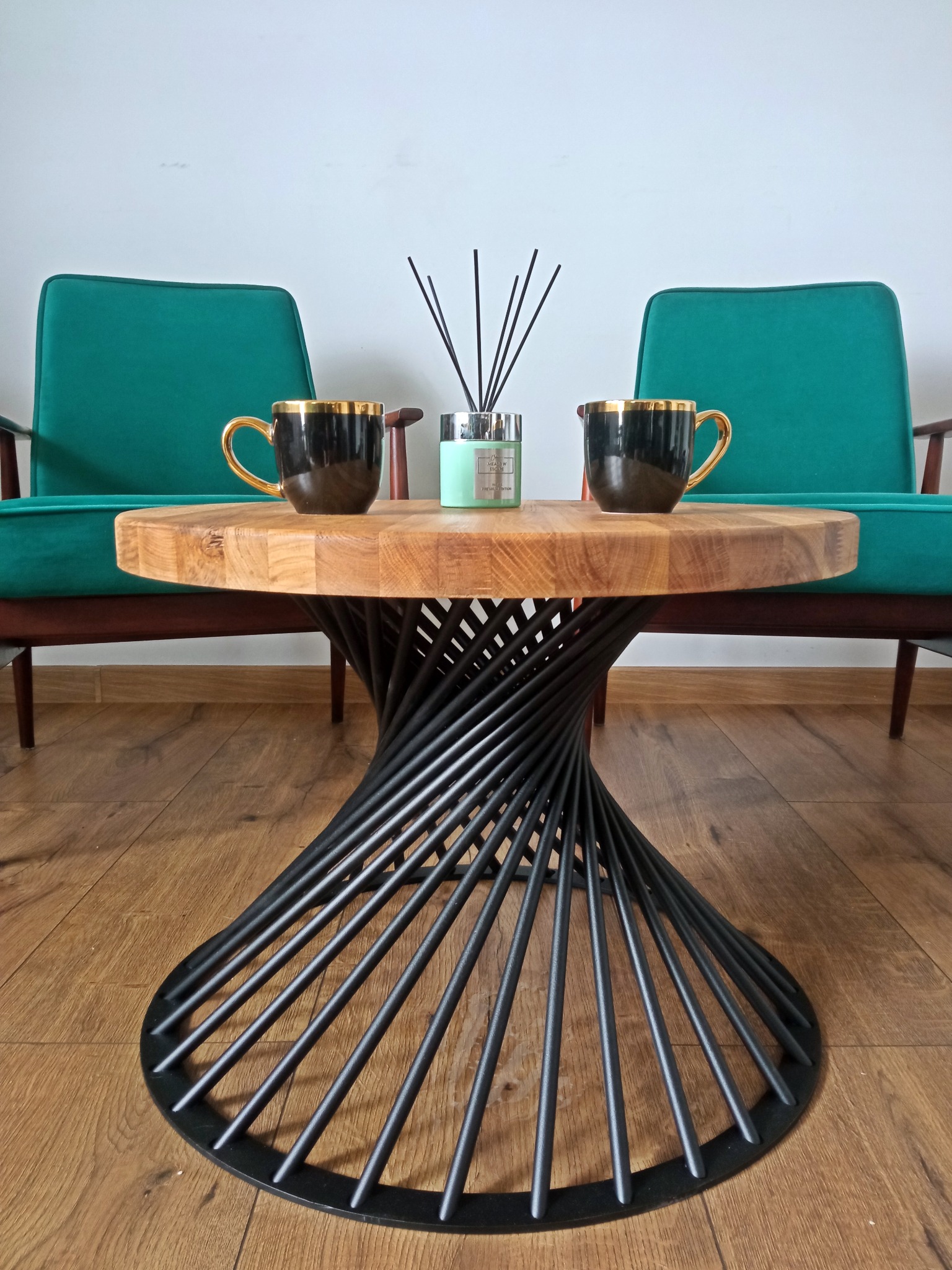 Stolik kawowy TWISTER w stylu loftowym