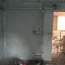 Poprowadzenie przewodów w bruzdach w żelbecie