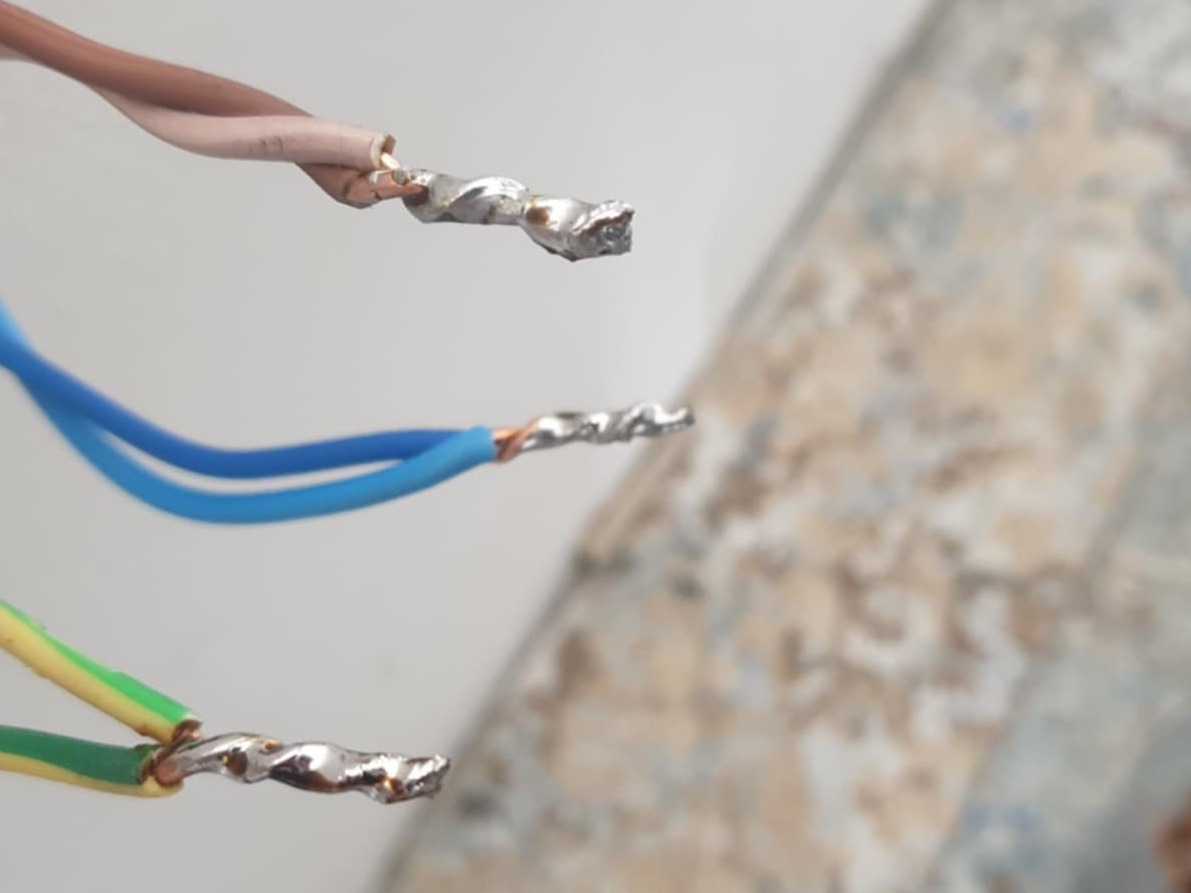 Prawidłowo wykonane połączenie żył, które po odpowiednim zaizolowaniu można zatynkować