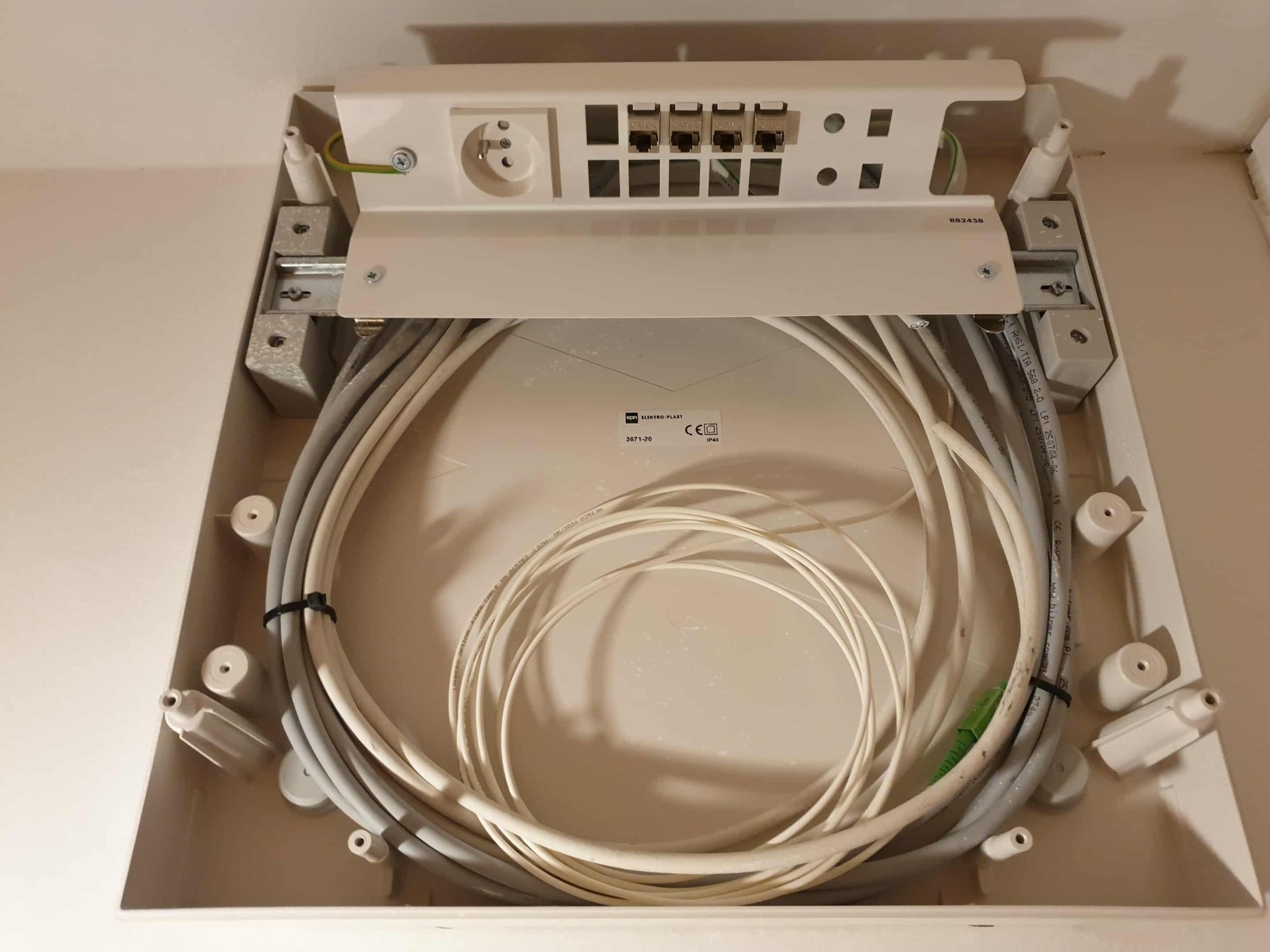 Rozdzielnica multimedialna z doprowadzonym kablem światłowodowym