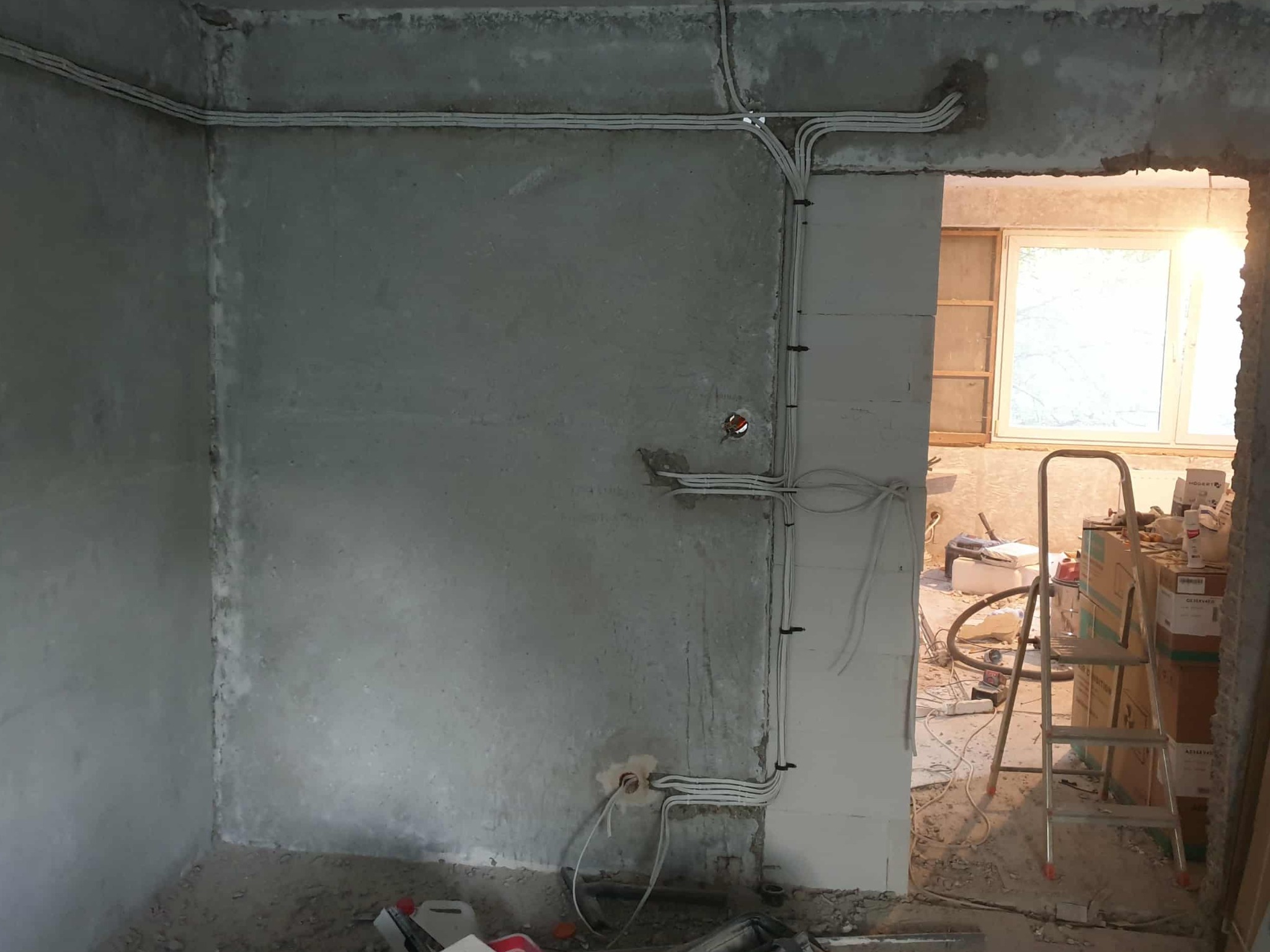 Poprowadzenie przewodów w bruzdach w żelbecie