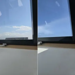 Okno dachowe przed i po umyciu, widoczne różnice w czystości szyby i ramy okiennej, z zewnątrz błękitne niebo z chmurami. Porównanie efektu czyszczenia.