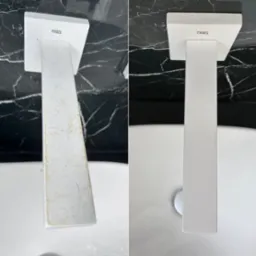 Bateria umywalkowa TRES przed i po czyszczeniu, widoczne osady i kamień usunięte. Marmurowe tło.