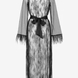 Długa, czarna, koronkowa szata z tiulowymi rękawami zakończonymi frędzlami, przewiązana w talii satynową wstążką, na białym tle.