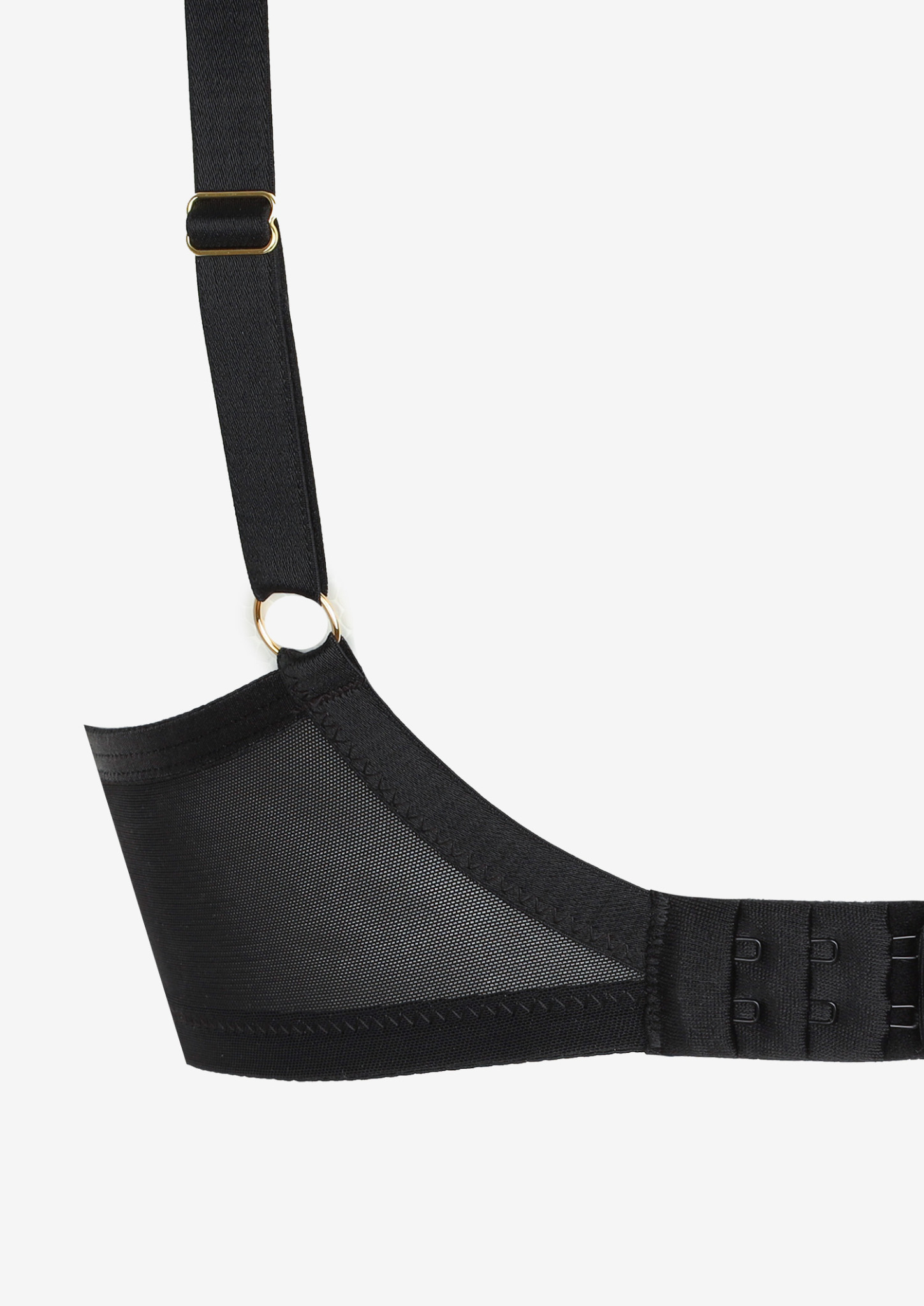 Czarne ramiączko biustonosza z regulacją, widoczna siateczka i zapięcie na haftki, na białym tle.