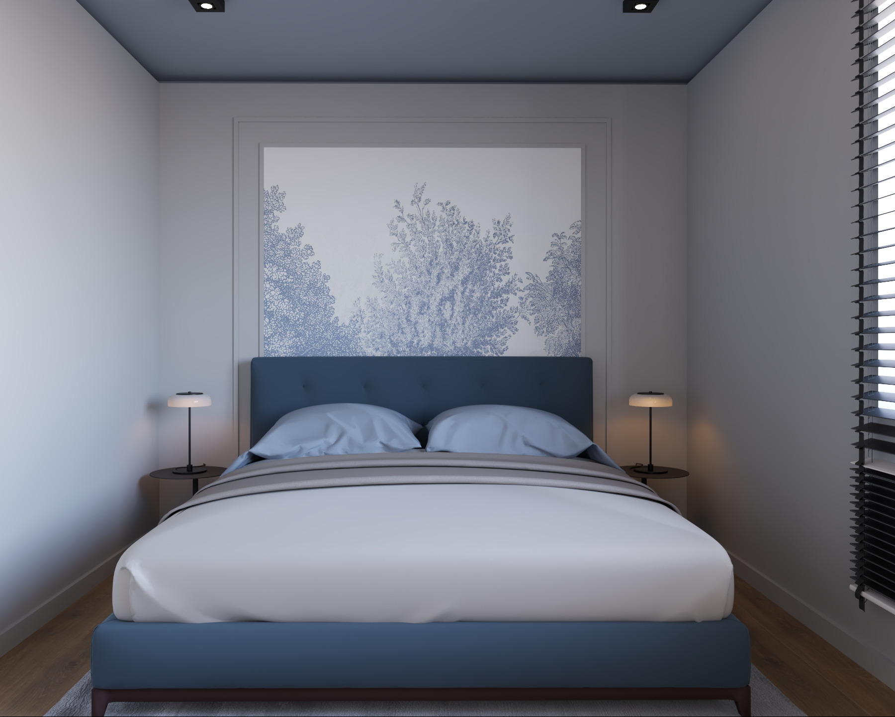 Nowoczesna sypialnia z niebieskim łóżkiem i grafiką z motywem drzew na ścianie. Minimalistyczne lampki nocne i żaluzje w oknie dopełniają aranżację.