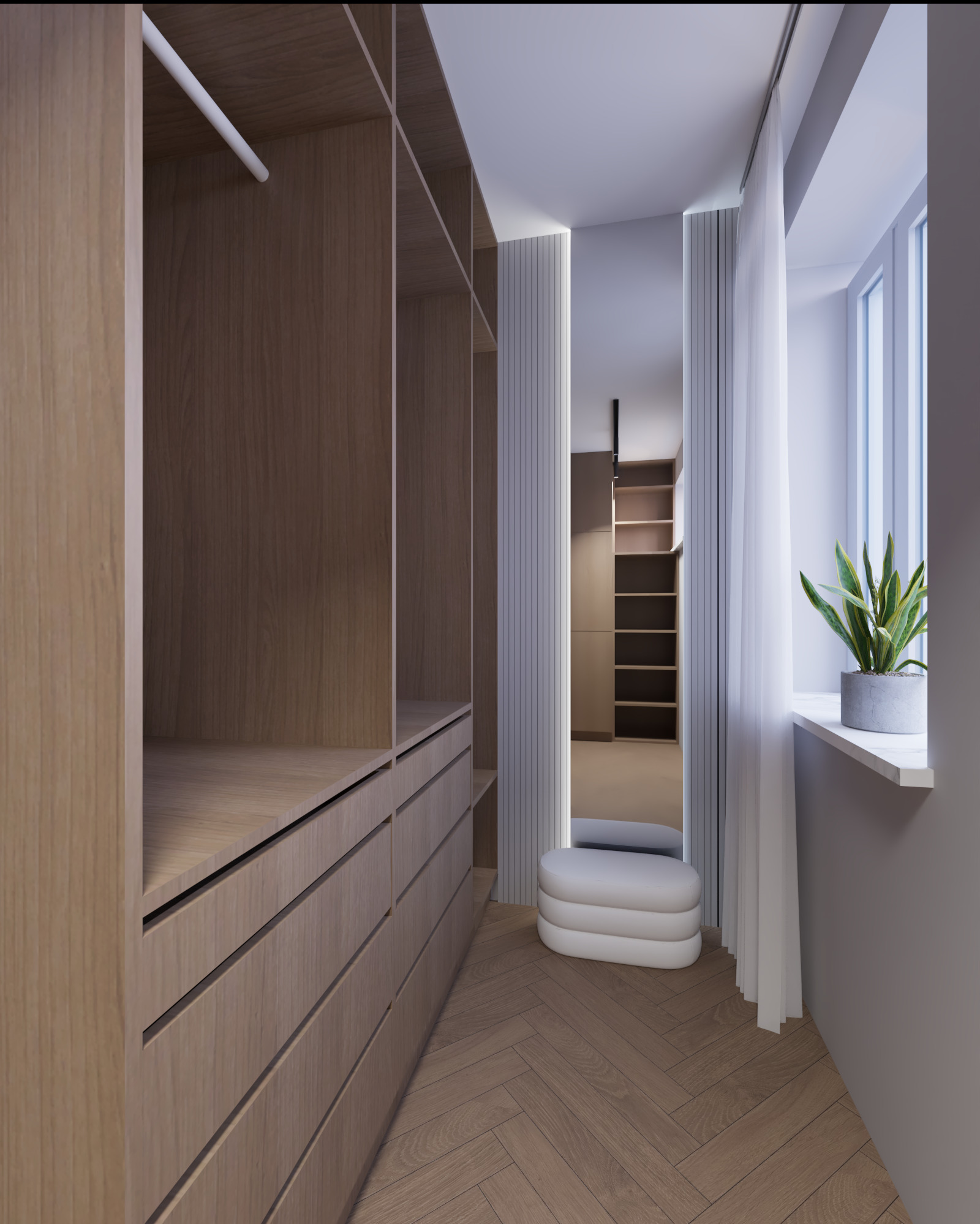 Jasna garderoba z drewna z szufladami i półkami, parkiet w jodełkę, okno z rośliną doniczkową i pufa. Widok na wnętrze garderoby przez lustro.