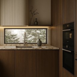 Daria Borońska Pracownia Projektowa - Nowoczesna kuchnia z drewnianymi frontami, marmurowym blatem i oknem z widokiem na zimowy krajobraz. Minimalistyczny design z oświetleniem LED i wazonami jako dekoracją.
