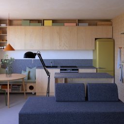 Kolorowe mieszkanie w bloku z wielkiej płyty. 