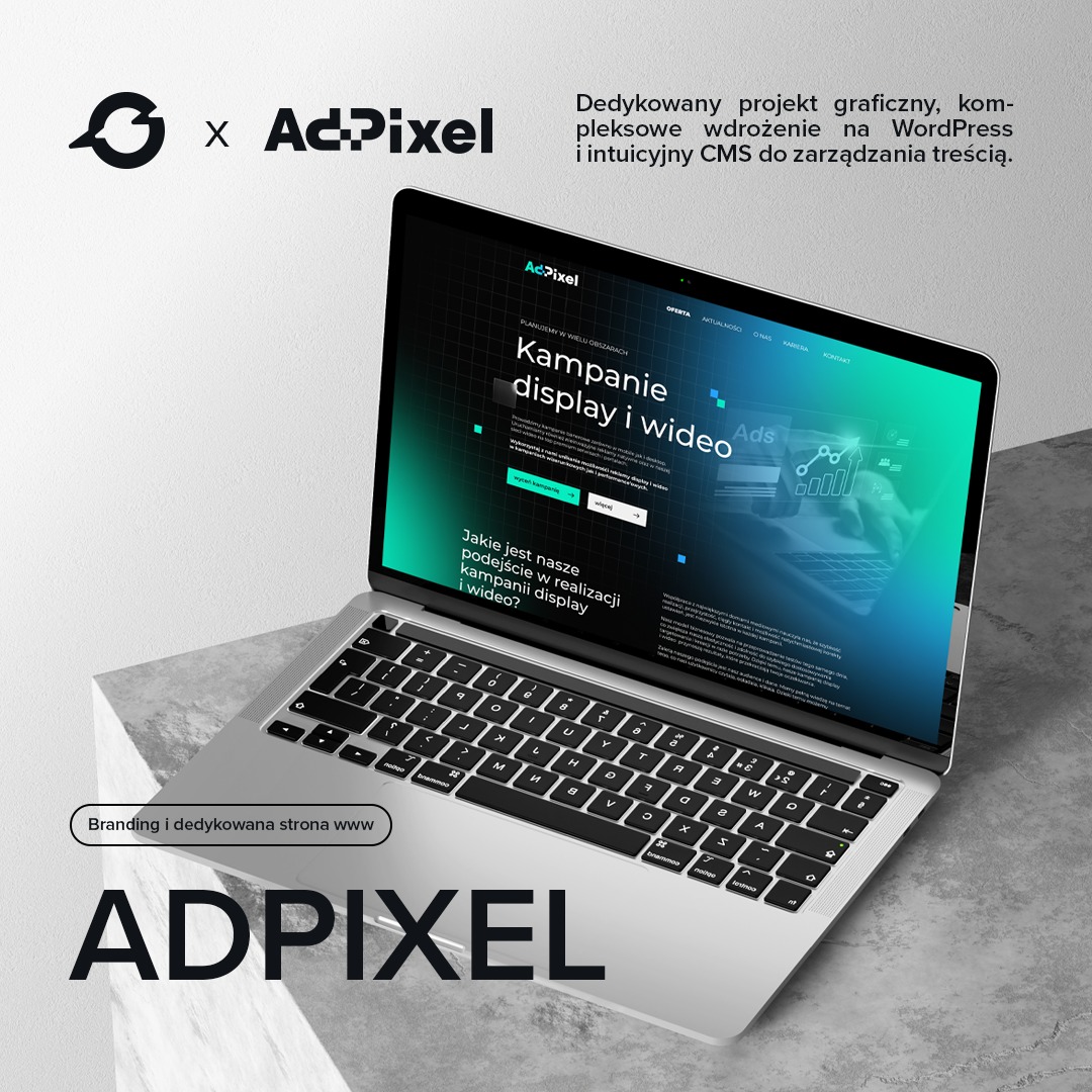 Laptop wyświetla stronę internetową AdPixel z motywem kampanii display i wideo, widoczny branding i dedykowana strona www, całość na minimalistycznym tle.