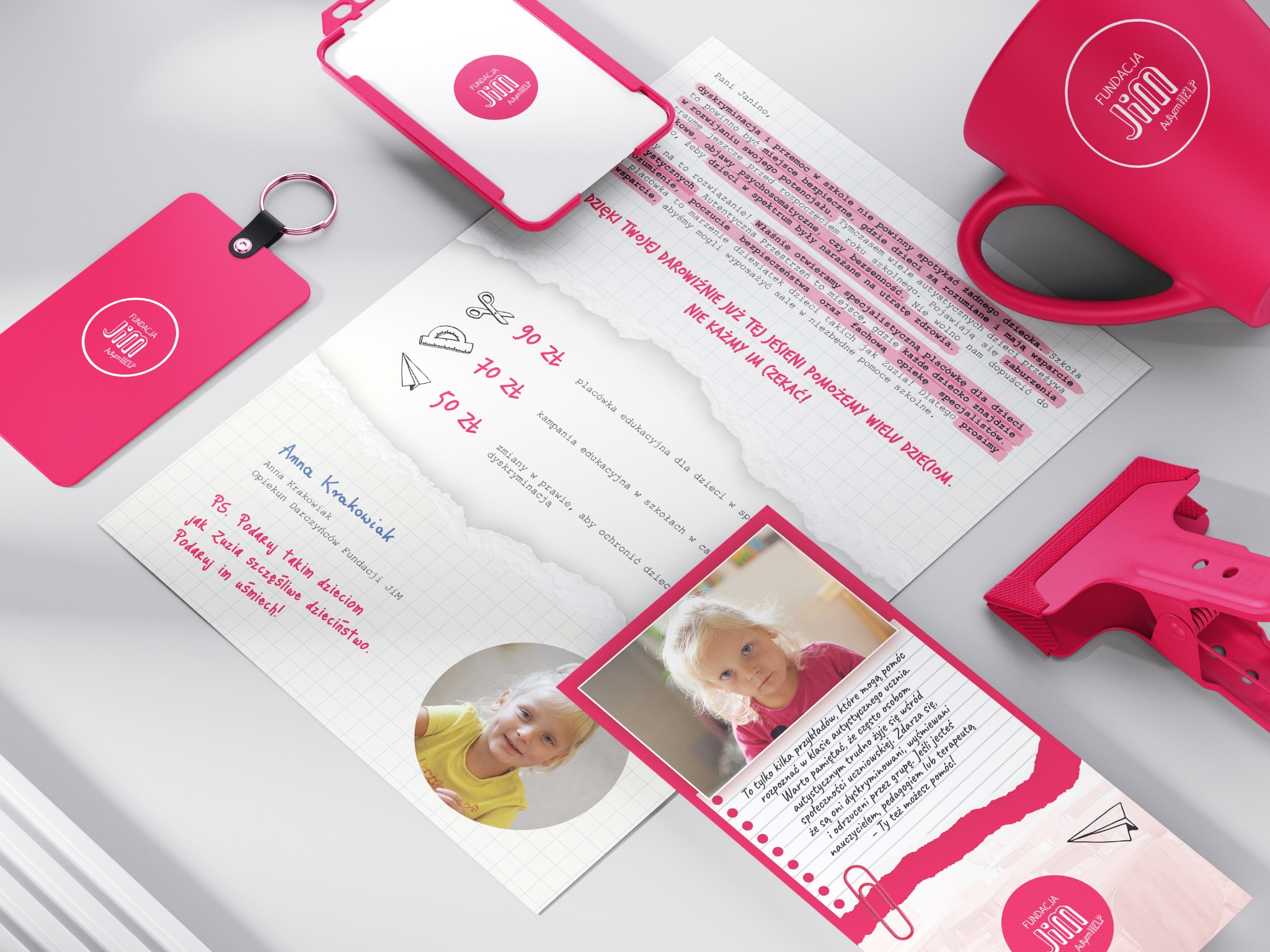 Materiały reklamowe Fundacji JiM z Łodzi: ulotka z informacjami o wsparciu dzieci z autyzmem, brelok, kubek i notatnik z logo fundacji.