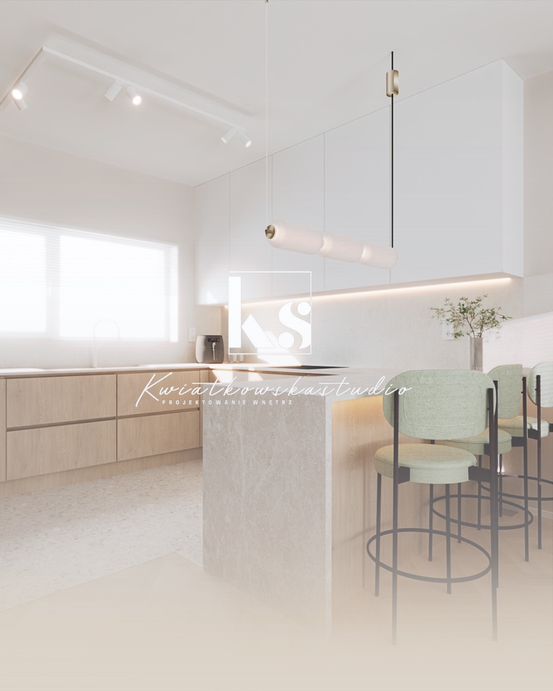 Jasna kuchnia z drewnianymi frontami szafek, wyspą z blatem z kamienia i trzema hokerami z zielonymi siedziskami, oświetlona podłużną lampą wiszącą i reflektorami sufitowymi.