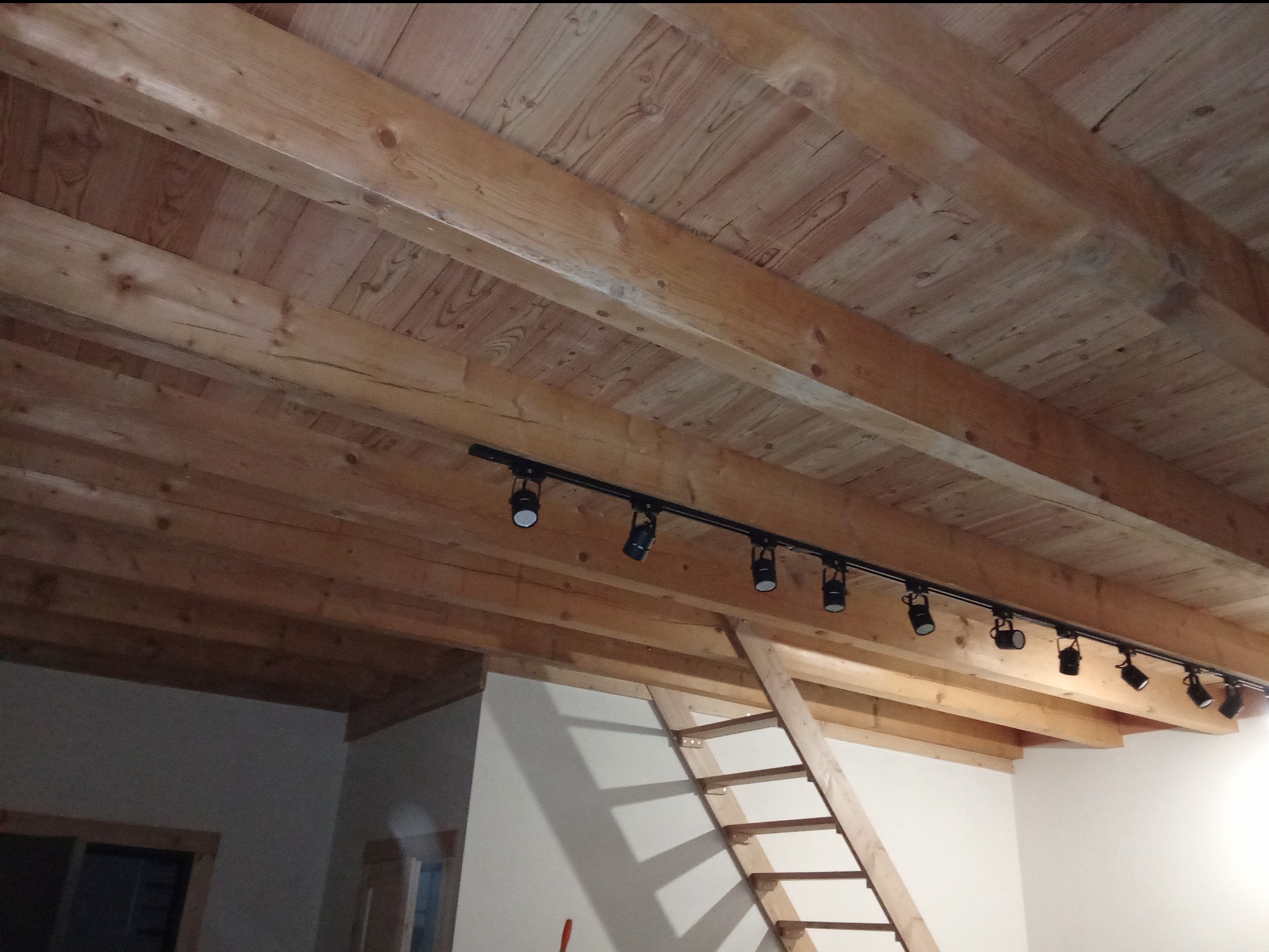 Montaż podłogi drewnianej, malowanie, impregnacja belek, wykonanie schodów, instalowanie lamp, wykończenia wnętrz.