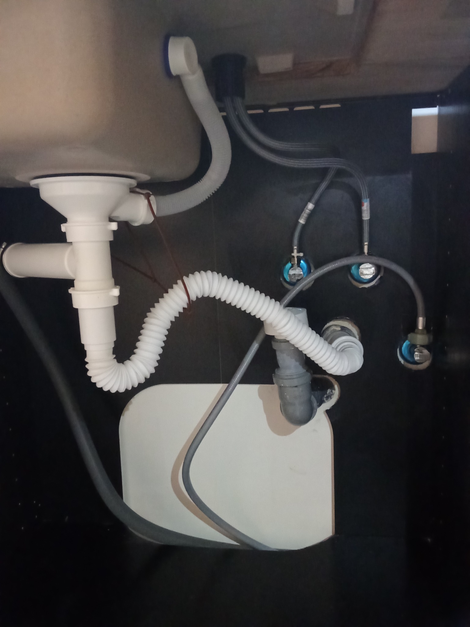 Sanitariaty montaż, biały montaż kuchnia, łazienka