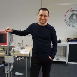 Jestem elektronikiem, specjalizującym się w naprawie sprzętu. To ja osobiście zajmuję się naprawami. Posiadam ponad 15-letnie doświadczenie w dziedzinie naprawy elektroniki. Pracowałem w różnych serwisach, gdzie zdobyłem cenne umiejętności i wiedzę