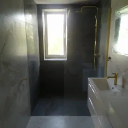 Nowoczesna łazienka z marmurowymi płytkami, złotą armaturą i kabiną prysznicową typu walk-in. Okno doświetla wnętrze. Minimalistyczny design.