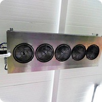 Srebrna jednostka wentylacyjna z pięcioma okrągłymi otworami wentylacyjnymi zamontowana pod białym sufitem panelowym. Widoczne przewody i elementy montażowe.