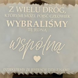LIBER4CARS GRZEGORZ LIBER - Plexi z dekoracyjnym nadrukiem: sentencja o wspólnej drodze, stylizowana czcionka, serce. Całość w jasnej kolorystyce, trzymana w dłoniach, widoczne detale wykończenia.