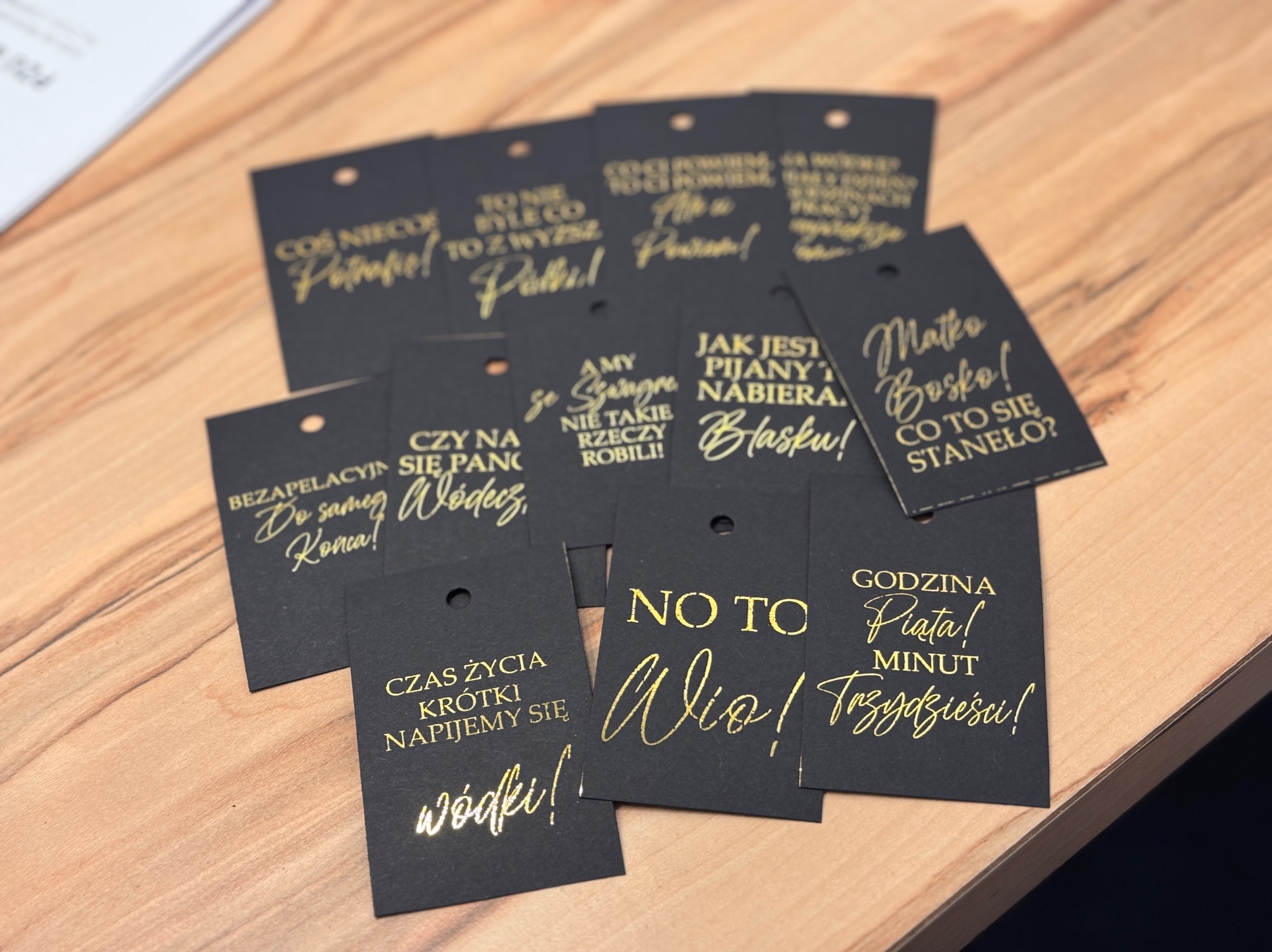 Złocone zawieszki na alkohol