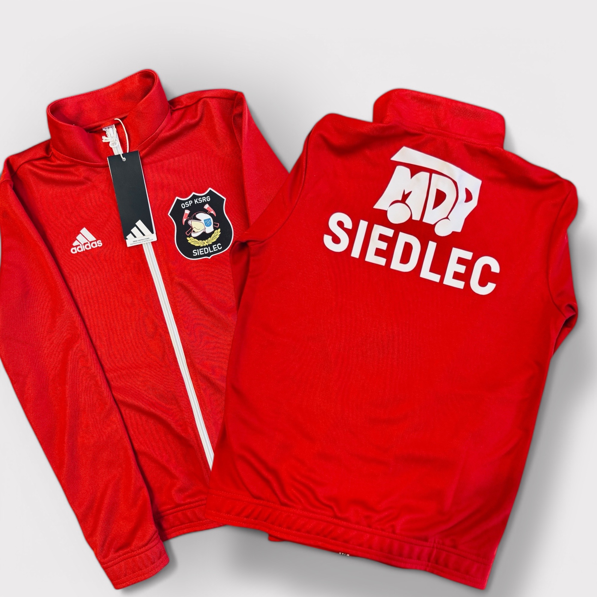 Czerwona bluza Adidas z logo OSP KSRG Siedlec i napisem MDP Siedlec. Odzież sportowa z identyfikacją wizualną, widoczna metka.