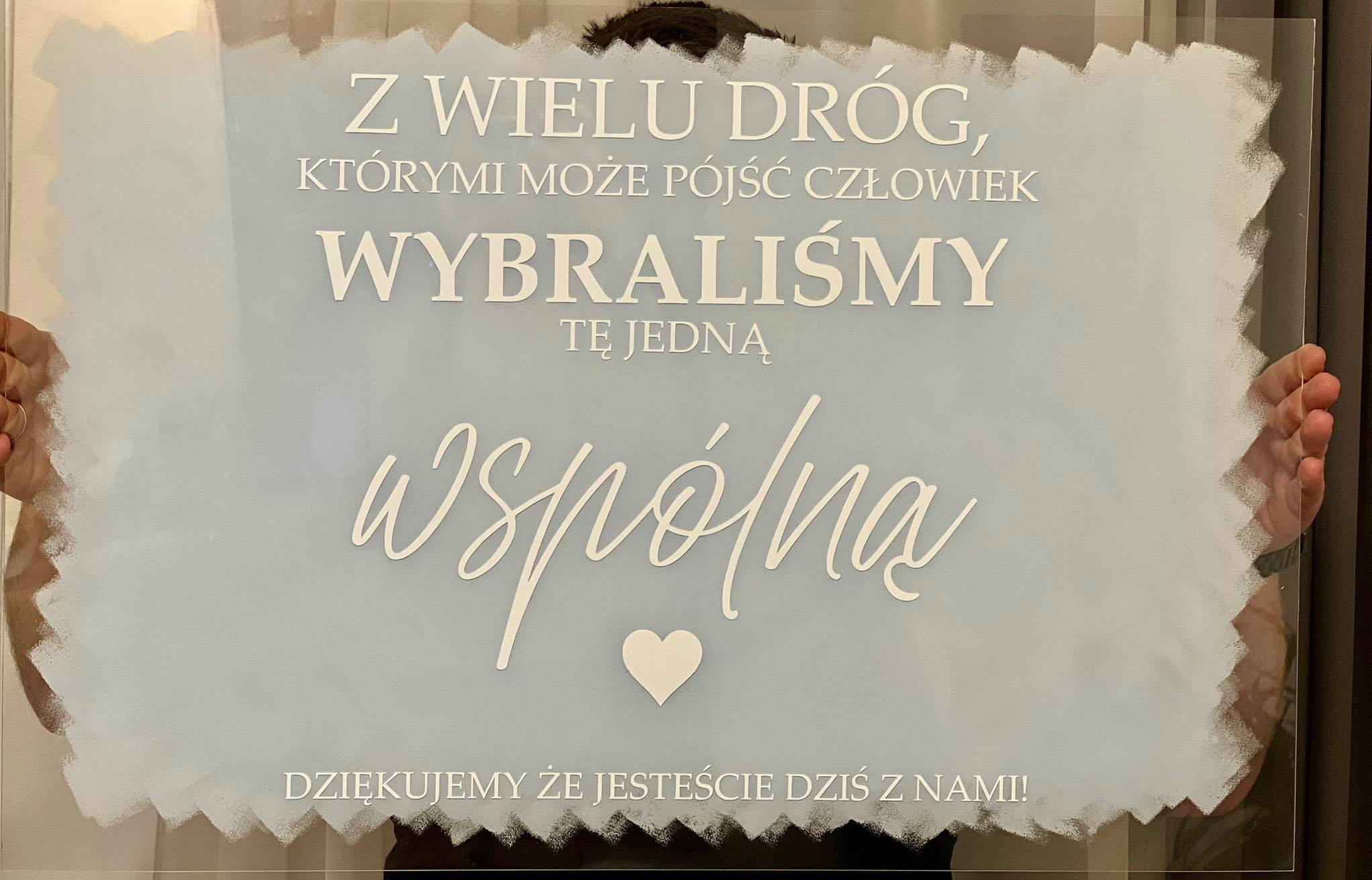 Plexi z dekoracyjnym nadrukiem: sentencja o wspólnej drodze, stylizowana czcionka, serce. Całość w jasnej kolorystyce, trzymana w dłoniach, widoczne detale wykończenia.