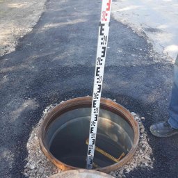 Pomiar głębokości studni.