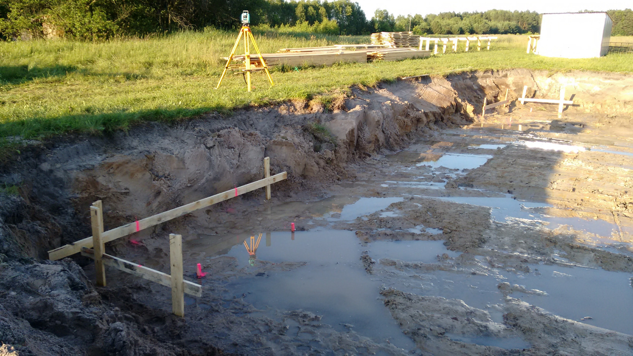 Wykop pod fundament. Ławice geodezyjne.