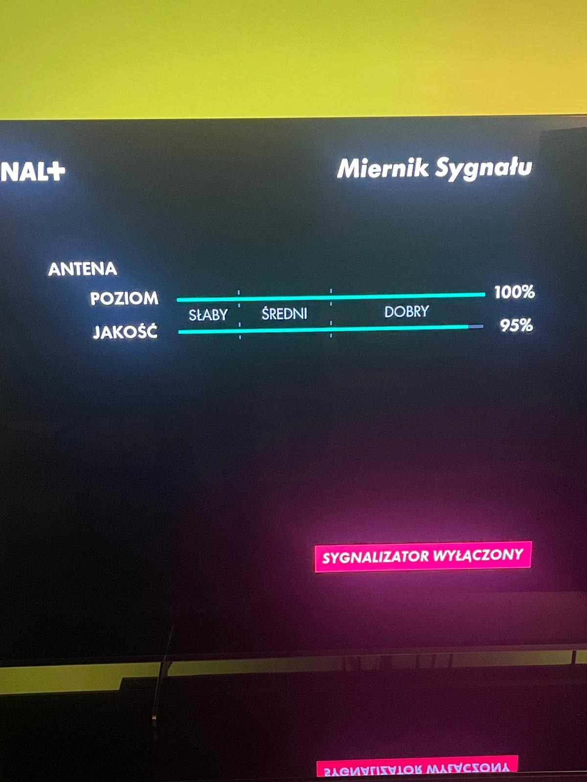 Ekran telewizora w Krakowie prezentujący miernik sygnału antenowego: poziom 100%, jakość 95%. Komunikat 'Sygnalizator wyłączony' na różowym tle.
