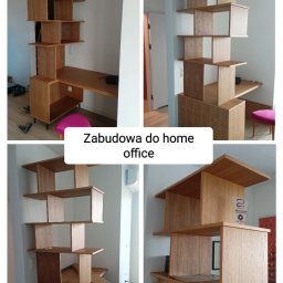 Holy Cats Michał Błażejewski - Ręcznie robiona, fornirowana dębem zabudowa biurka i regału z półkami w nowoczesnym stylu, bez widocznych łączników. Widoczne narzędzia i akcesoria biurowe.