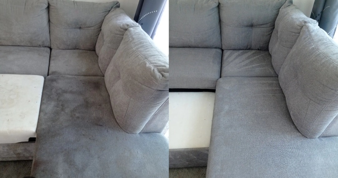 Zdjęcie 'przed i po' przedstawia narożnik z szarej tapicerki. Lewa strona jest zabrudzona, prawa strona czysta po praniu. Widoczne poduszki i fragment okna.