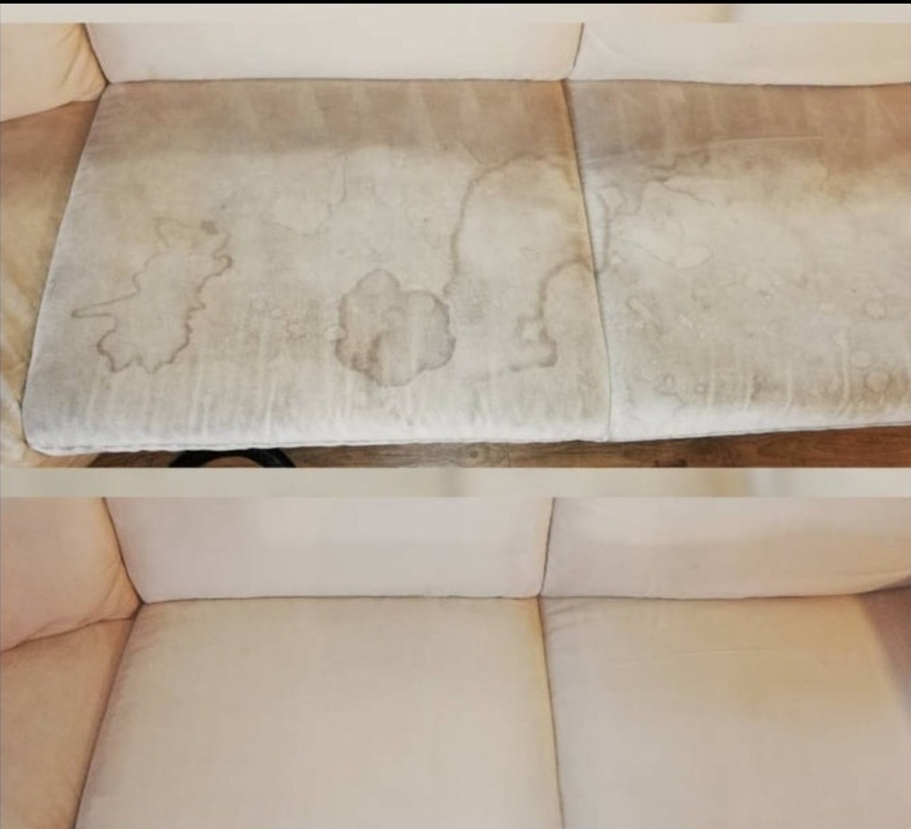 Zdjęcie 'przed i po' przedstawiające fragment kanapy. Górna część z widocznymi, ciemnymi plamami, dolna część po czyszczeniu, o jednolitym, jasnym kolorze.