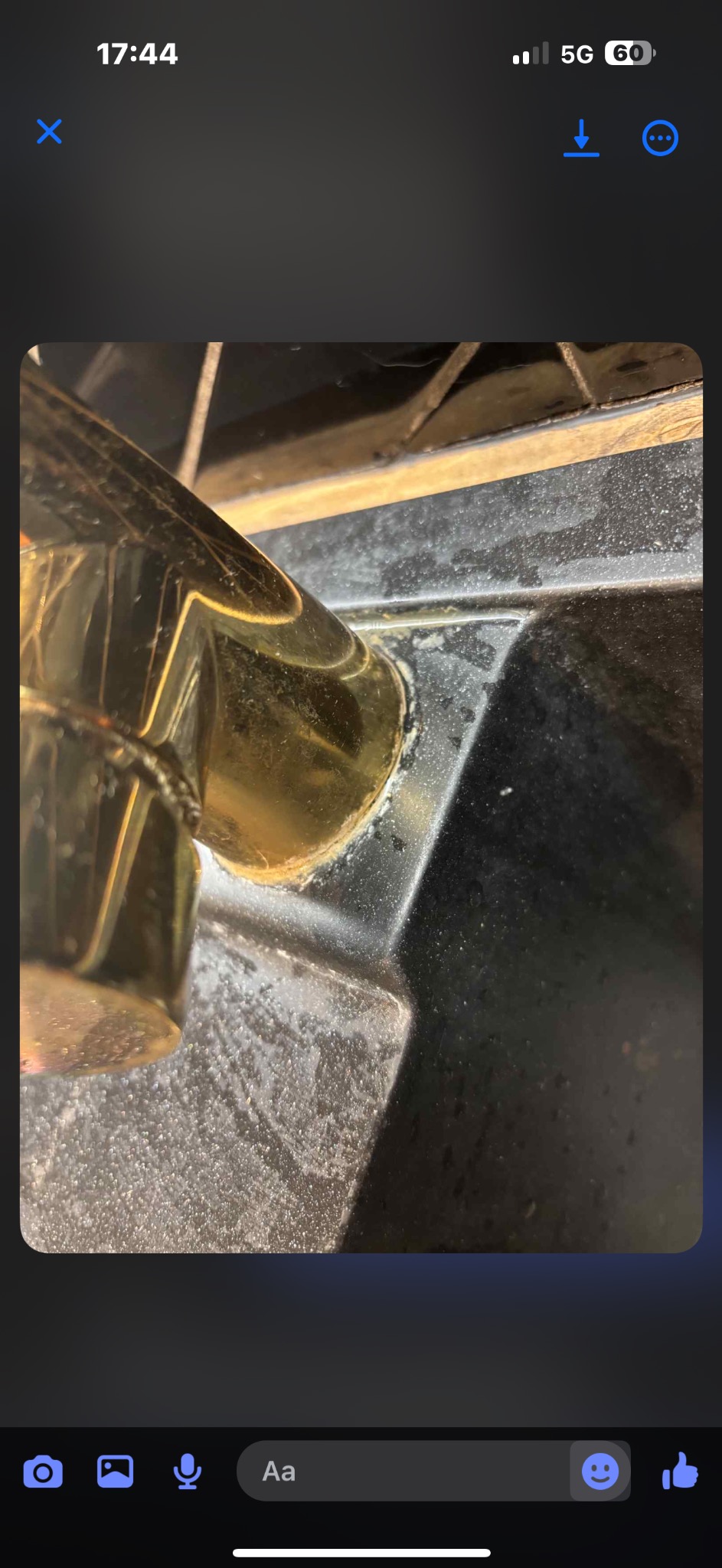 Z bliska: złota armatura łazienkowa, widoczne ślady osadu i zabrudzeń na czarnej powierzchni umywalki. Detal po czyszczeniu wymaga dopracowania.