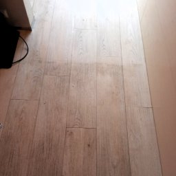 Gruntowne czyszczenie powierzchni podłogowych