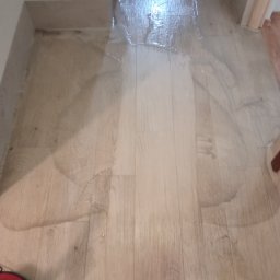 Gruntowne czyszczenie powierzchni podłogowych