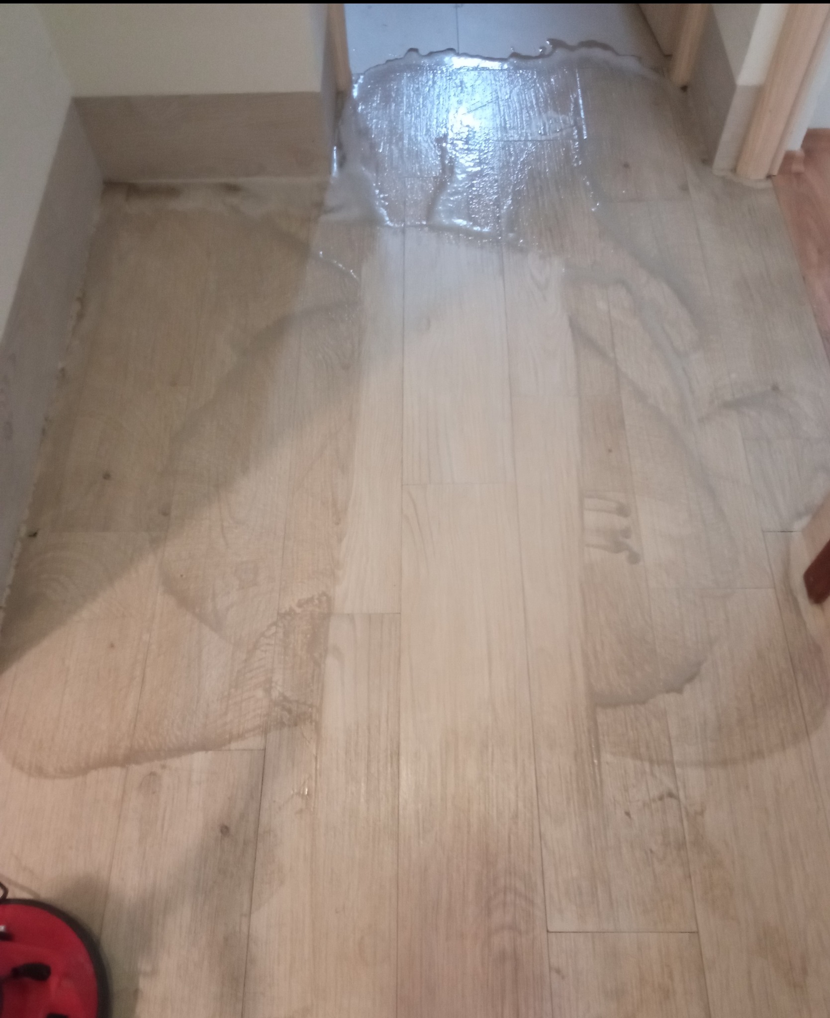 Gruntowne czyszczenie powierzchni podłogowych