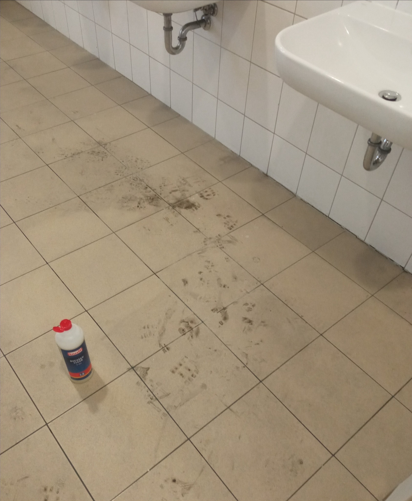 Czyszczenie ciężkich zabrudzeń gresu