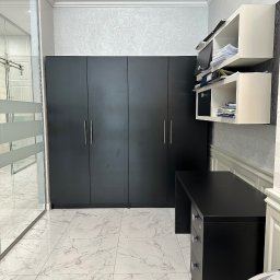 Kolejna realizacja za nami 👌 tym razem była to szafa wolnostojąca na artykuł biurowe😉 oraz biurko. Całość w czarnej kolorystyce, komponujące się z wnętrzem pomieszczenia biurowego ☺️
