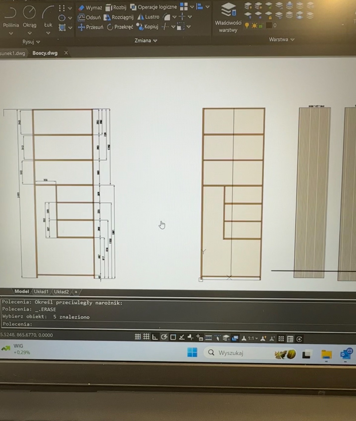 Schemat szafy wnękowej z wymiarami, widoczny na ekranie laptopa z uruchomionym programem projektowym. Detal projektowy z precyzyjnymi liniami i oznaczeniami.