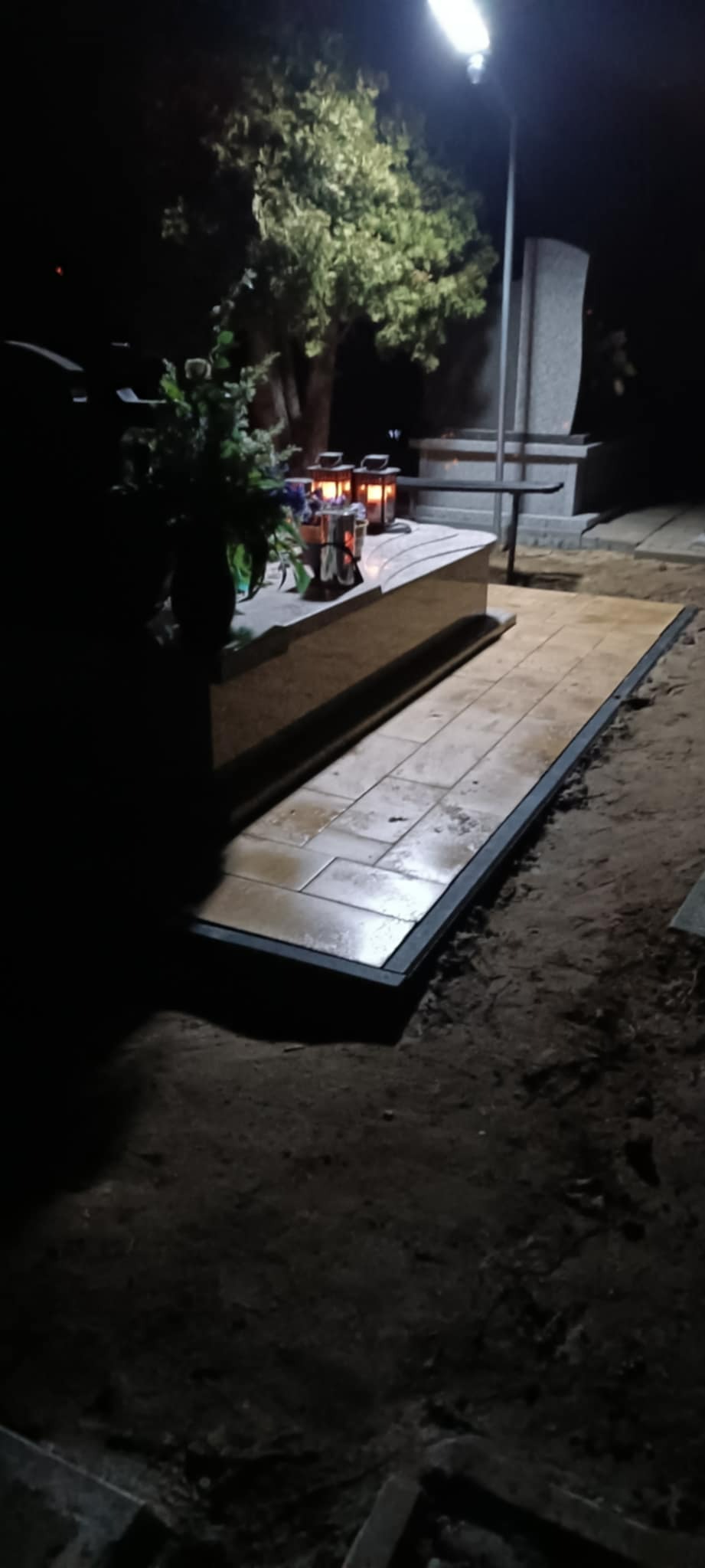 Położeni kostki przy pomniku.