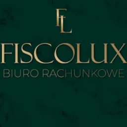 Eleganckie logo 'FISCOLUX Biuro Rachunkowe' w złotej kolorystyce na tle ciemnozielonego marmuru, podkreślające profesjonalizm i nowoczesność firmy księgowej.