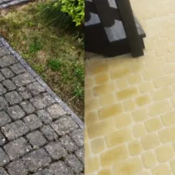 Porównanie stanu kostki brukowej przed i po czyszczeniu, widoczne zabrudzenia i odbarwienia po lewej stronie oraz czysta, jasna powierzchnia po prawej, fragment schodów w tle po prawej stronie.