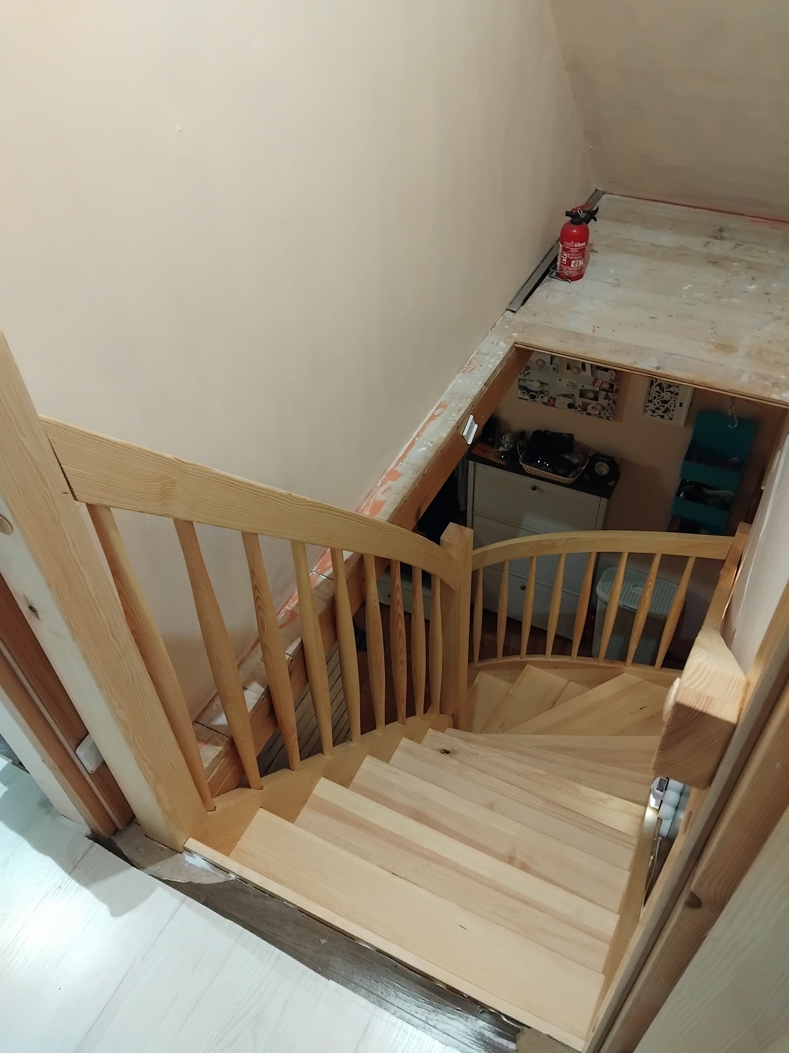 Schody sosnowe zabiegowe