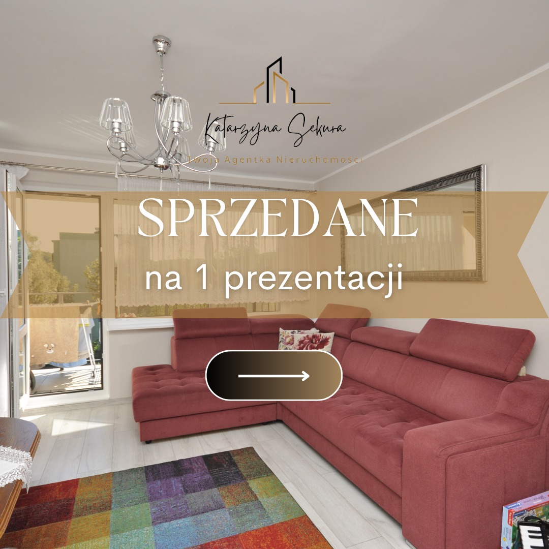 Jasny salon z narożnikiem w odcieniach czerwieni i kolorowym dywanem. Na górze napis 'Sprzedane na 1 prezentacji' i logo agencji nieruchomości.