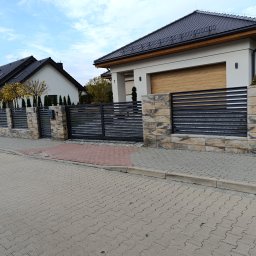 MUROWANE KARILO - Nowoczesne ogrodzenie panelowe z elementami imitującymi kamień, oddzielające posesję od ulicy. Widoczne dwie bramy wjazdowe i furtka, dom w tle.